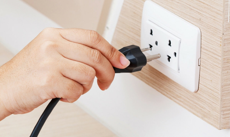 Kiểm tra dây nguồn và phích cắm của máy giặt Samsung